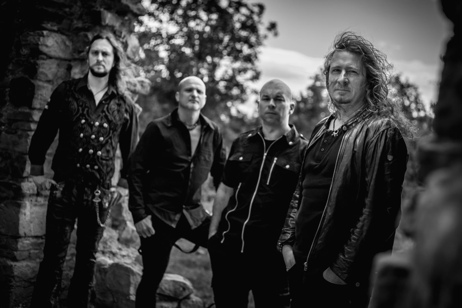 Banda Colosalist anuncia estreia com álbum Two Suns