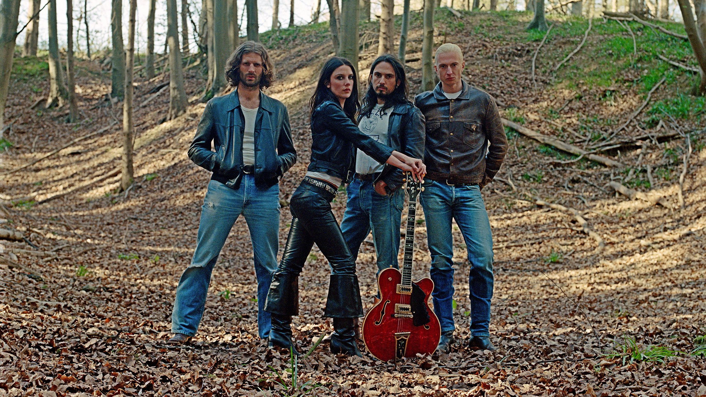 Wolf Alice lança versão de “Hammond Song” com participações de Julia Cumming e Bria Salmena
