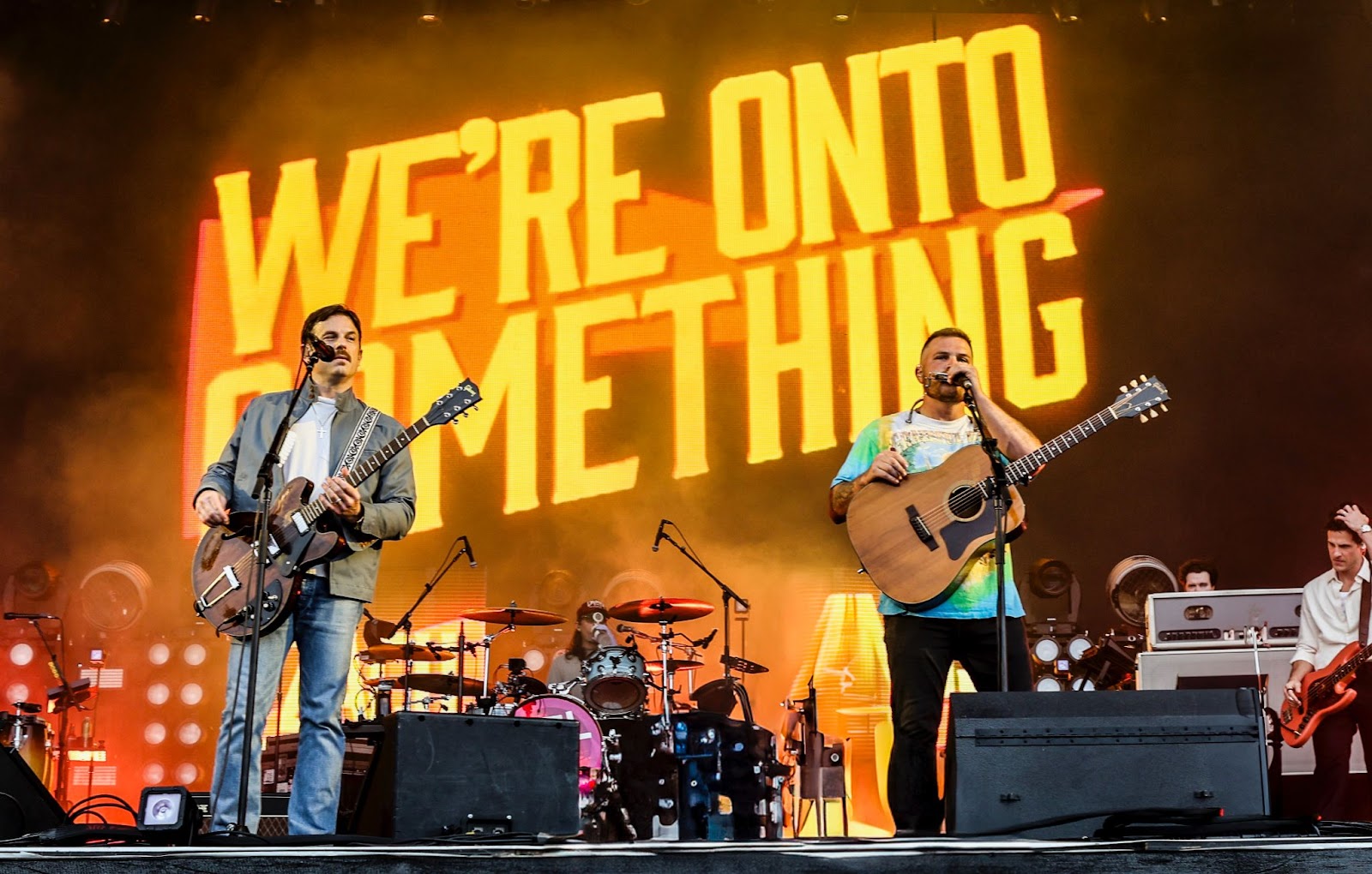 Kings of Leon lança o novo single “We’re Onto Something”, com Zach Bryan