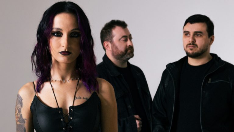 Elyra lança o single e videoclipe de “Married with the Devil” e reflete sobre relacionamentos abusivos