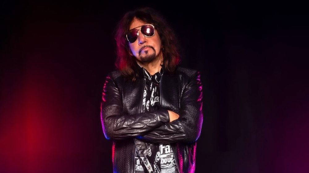 Morre Ace Frehley, guitarrista do Kiss, aos 74 anos