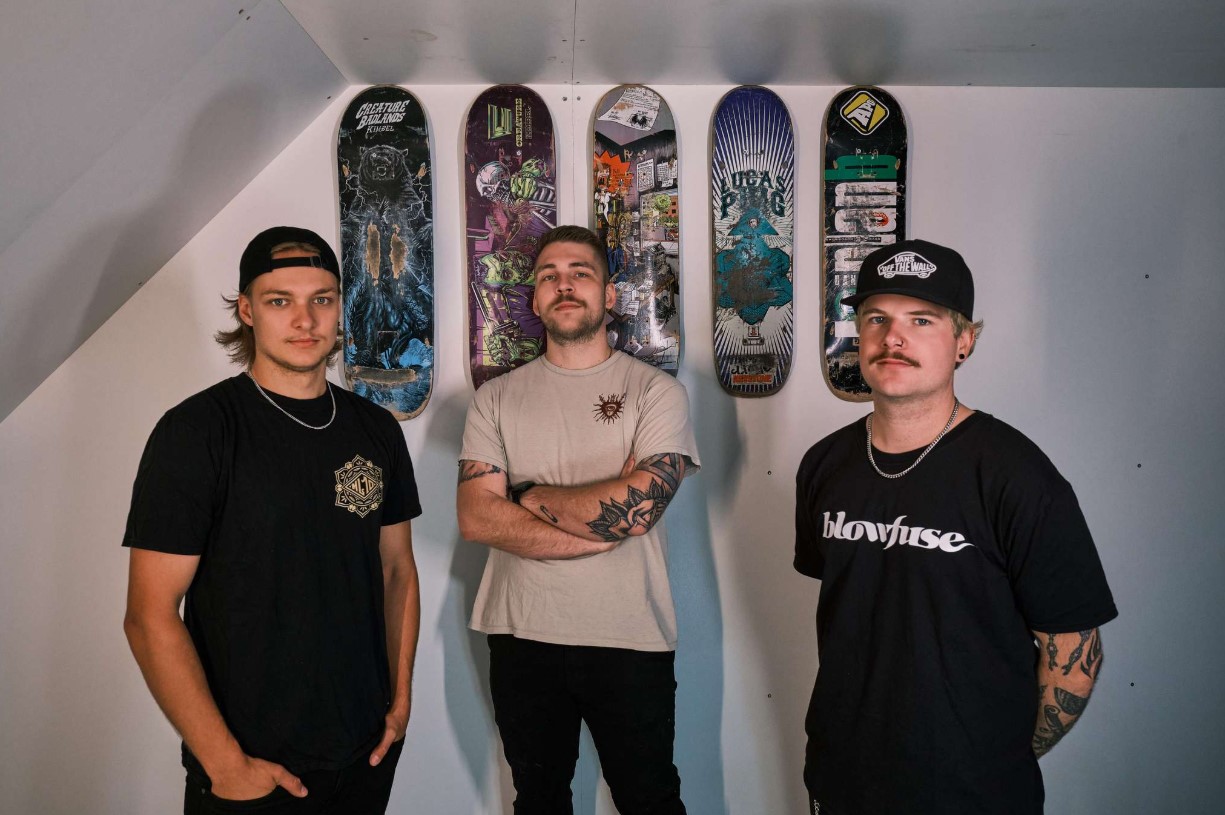 Trio suíço de punk rock Must Be Wrong lança novo single “Sunday Bloody Sunday”