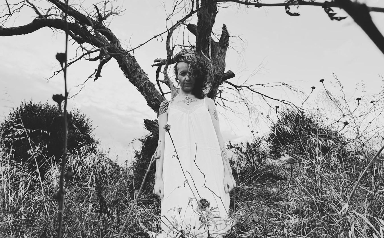 Ptolemea lança novo single “Aqui, Ali, Acolá” inspirado nas raízes portuguesas de Priscila Da Costa