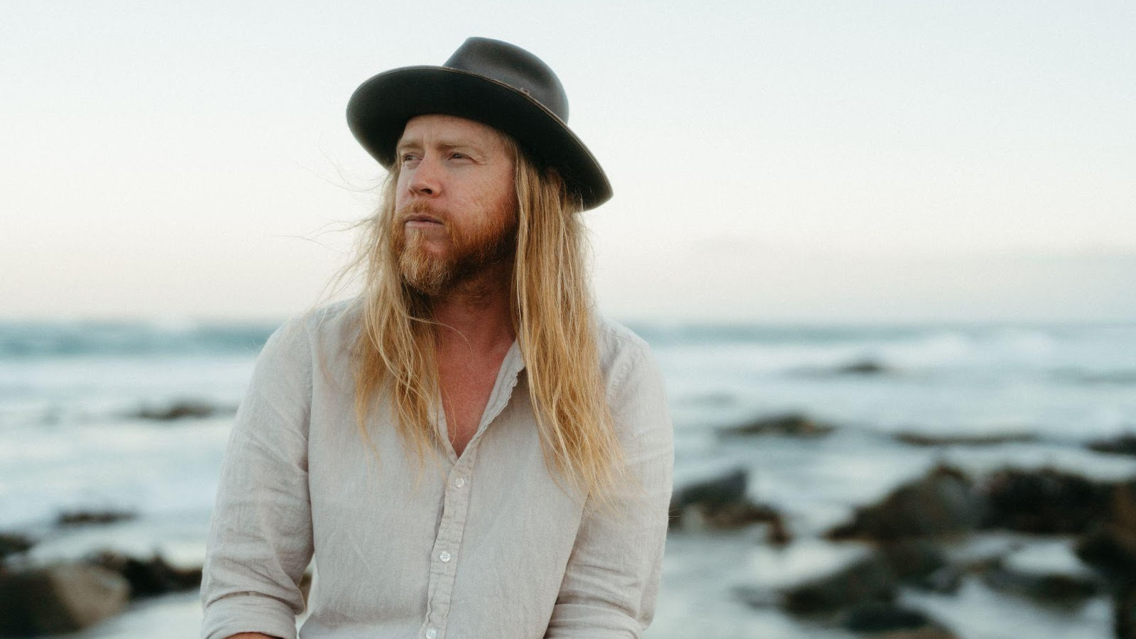 Stu Larsen o viajante nômade australiano está de volta com “If I’m Honest”