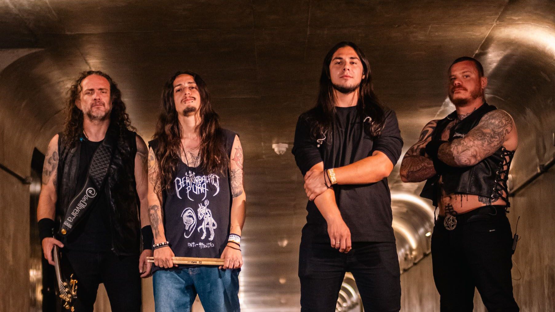 Em “All Hail The Metal Of Death”, Warshipper declara sua paixão pelo death metal e homenageia os headbangers de todo Brasil