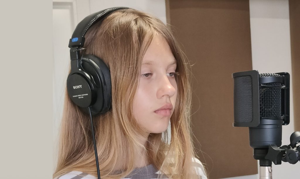 Amelina: Cantora mirim de rock alternativo lança “Step By Step”