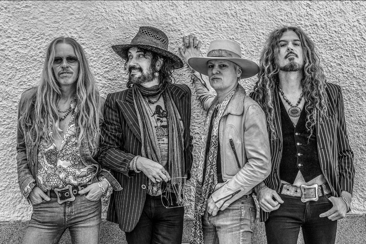 Electric Boys lança EP “Shady Side Of Town” com faixas inéditas das sessões de “Grand Explosivos”