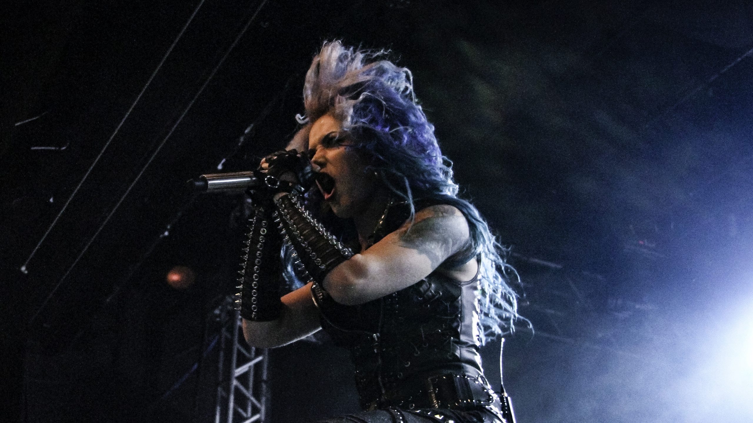 Alissa White-Gluz confirma desligamento do Arch Enemy