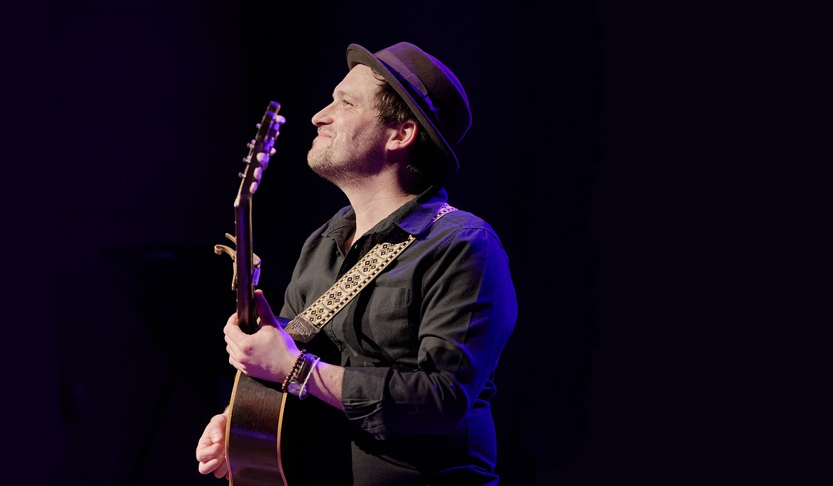 Kaleb Hikele entrega a emotiva faixa “Slowly”