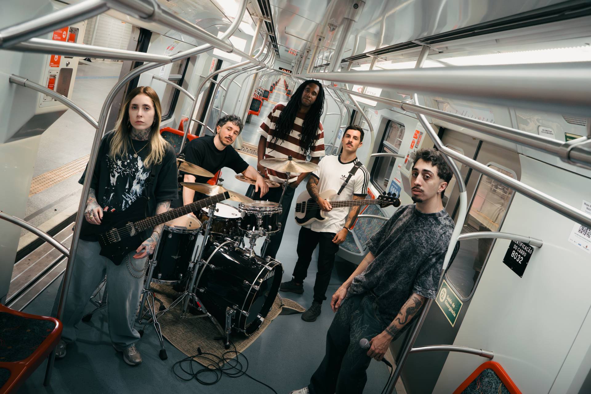 Lvcas lança videoclipe altamente caótico e explosivo da faixa “bico do corvo”