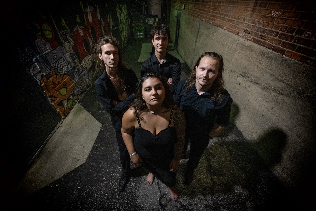 Valaura lança novo hit inspirado no rock 90’s; Ouça “Holy Rollin'”