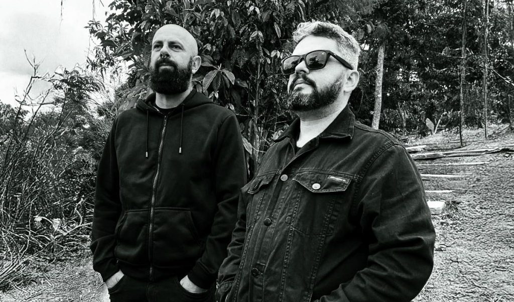 Vale Cinza: Duo de post punk lança EP ‘Já Não Me Cabe Este Lugar’