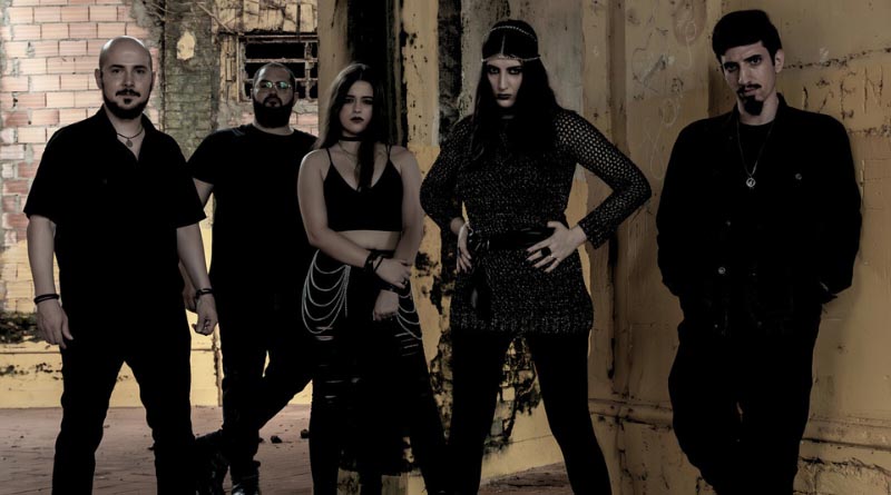 Santa Cora lança single e videoclipe de “Panic Nation” antecipando seu segundo álbum de estúdio