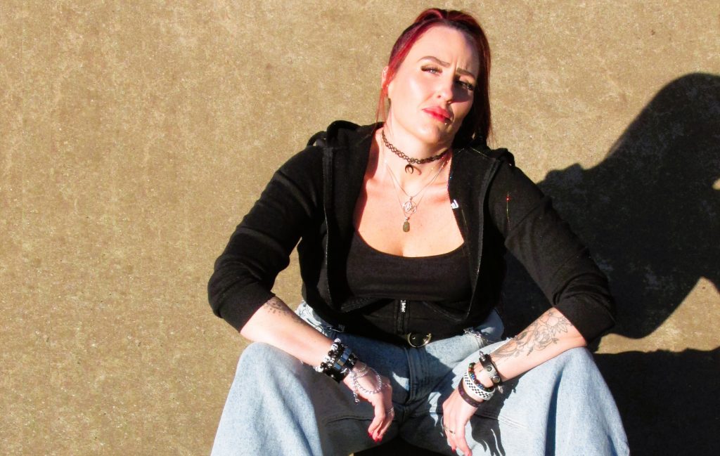 Tahani lança hino pop punk “17”