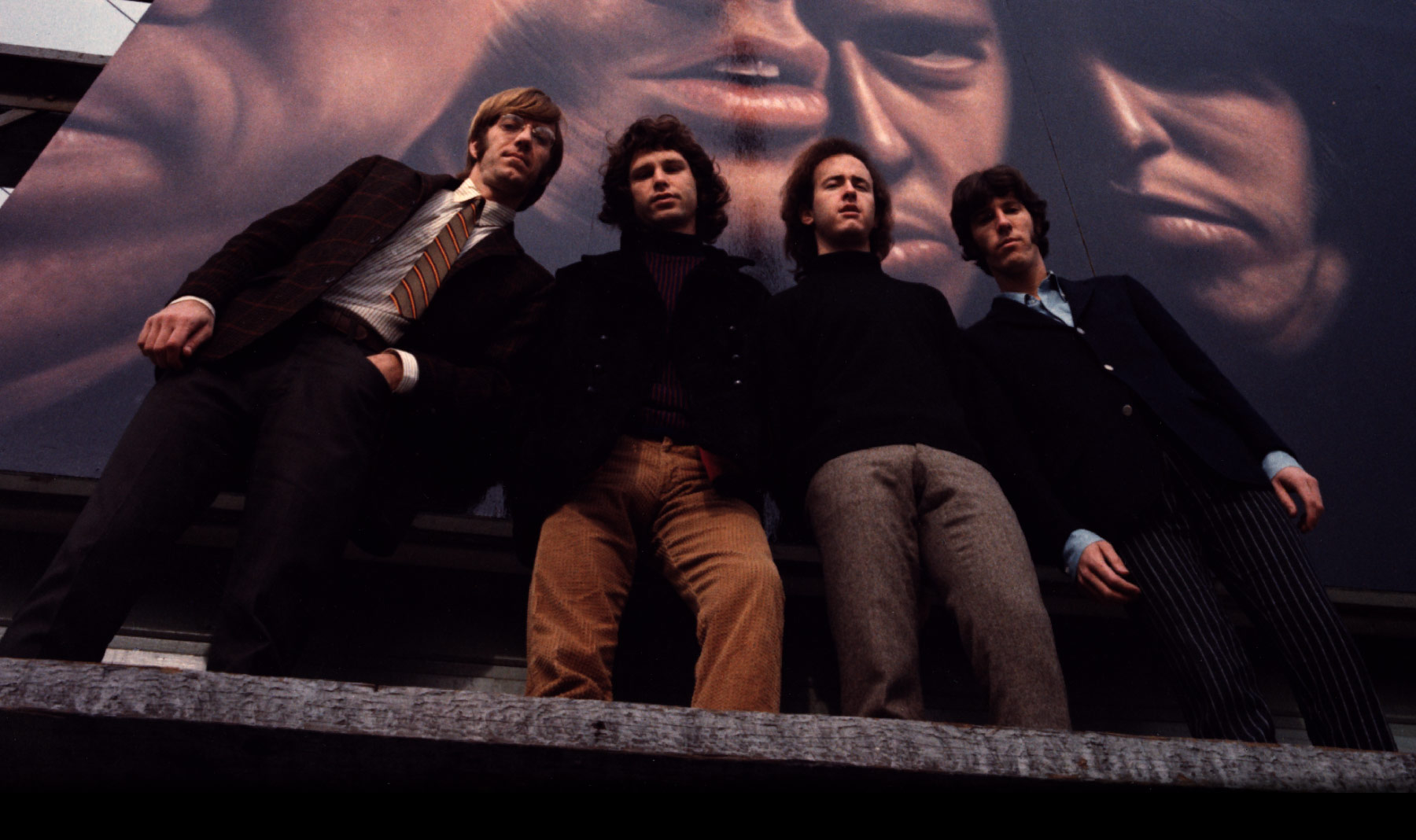 Playing For Change lança versão global de “Riders on the Storm” em homenagem aos 60 anos do The Doors