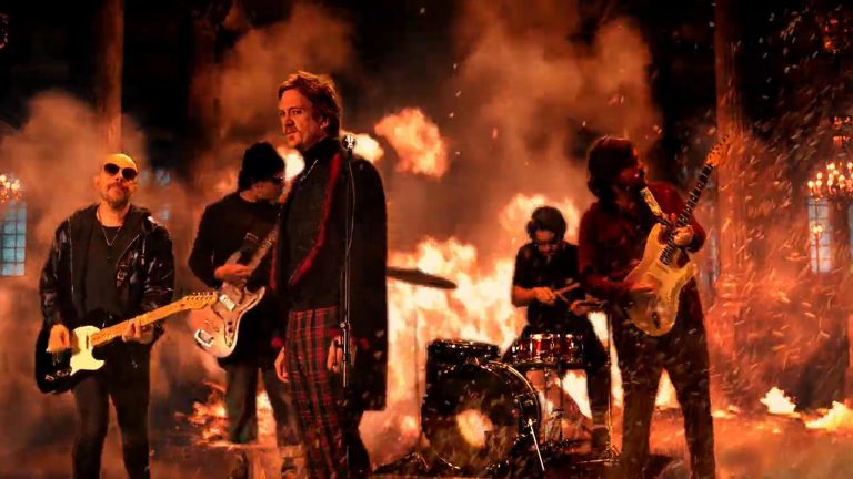 Undo transforma cinzas em resistência no clipe de “Porcos Não Olham pro Céu”