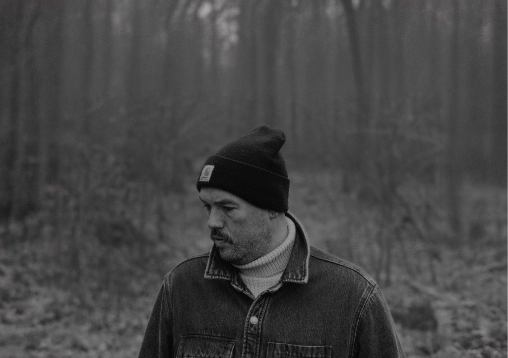 Robert J. Hunter retorna após hiato de cinco anos com novo single “Loser”