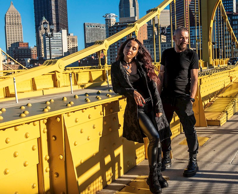“444” marca a estreia do Death B¥ Løve com mistura de darkwave, industrial e trip-hop