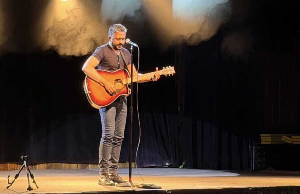 Laji George resgata rock dos anos 90 em single de estreia “Alone”