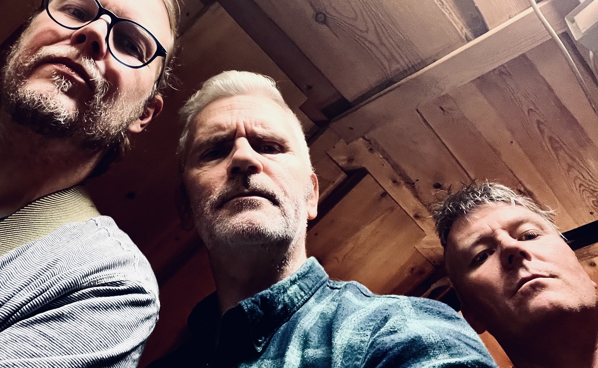 Lawnmother entrega hit digno dos anos 90 em “Medicine – Hit Parade Mix”