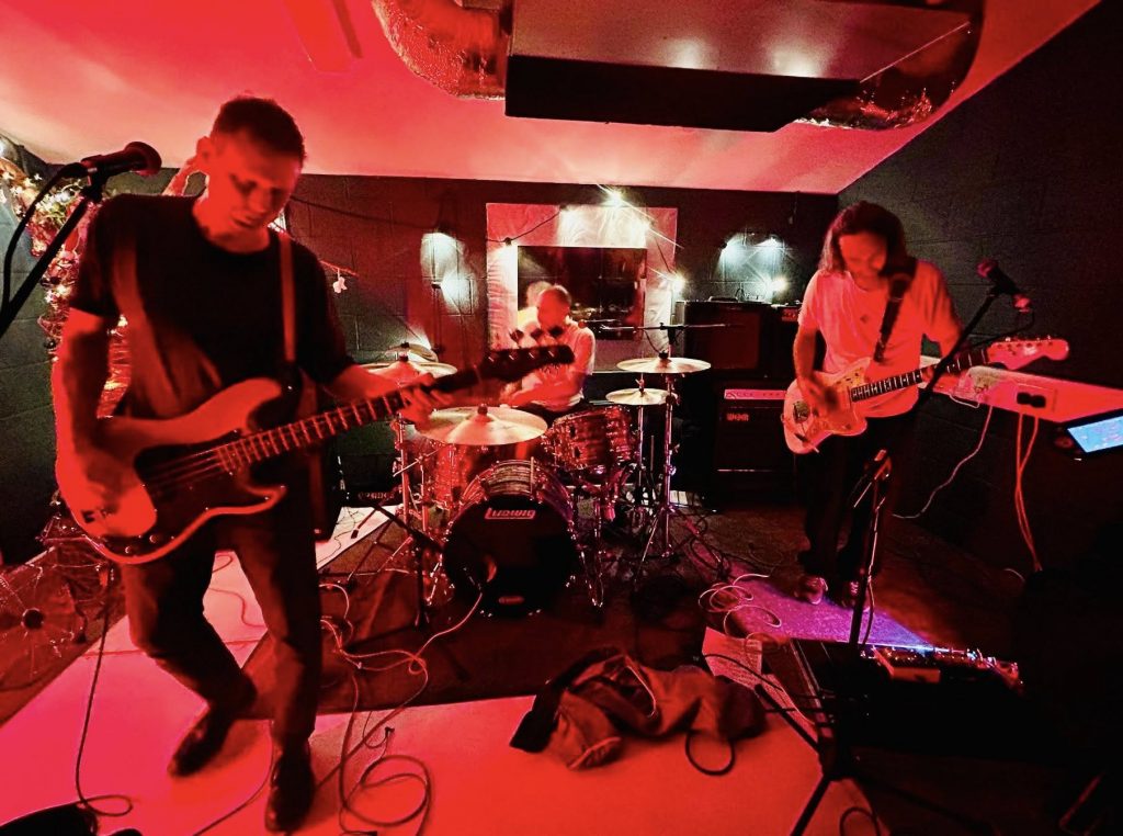 MUTE TV estreia com “Drag Me Down”, um blend de pós-punk, noise pop, shoegaze e rock alternativo