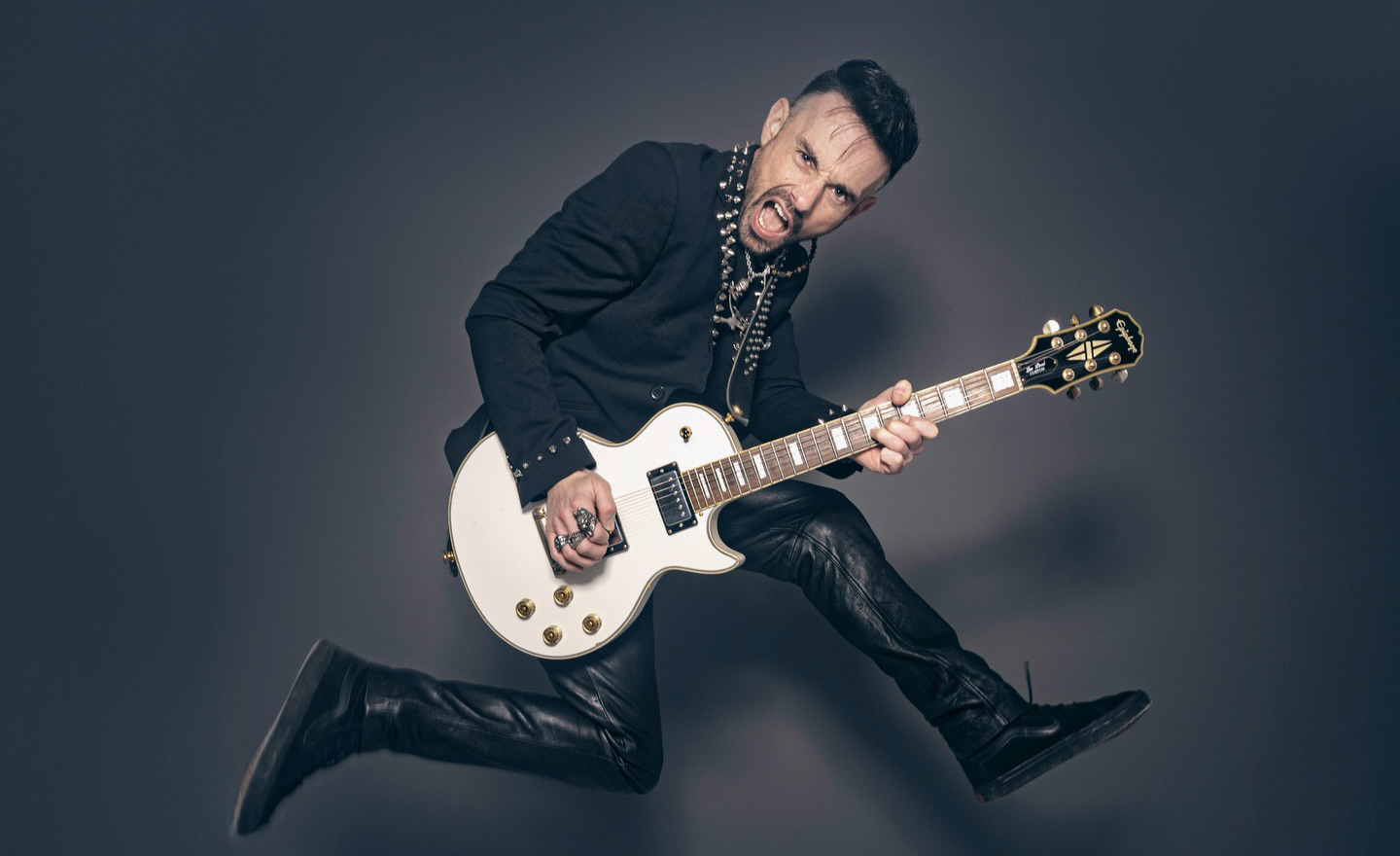 Rosso Tierney lança “Oh Divine”, single profundamente pessoal e transformador