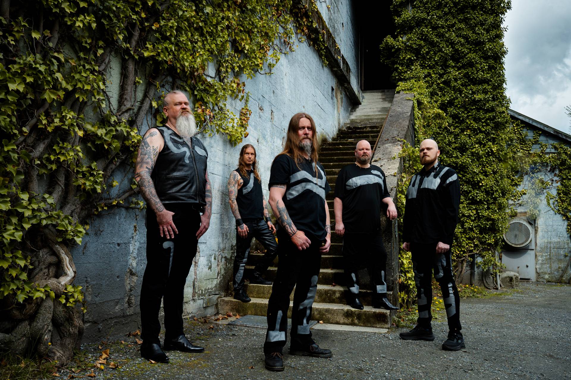 Enslaved lança “Spirit Helper”, colaboração com Kevin Kicking Woman, ancião da Nação Blackfeet