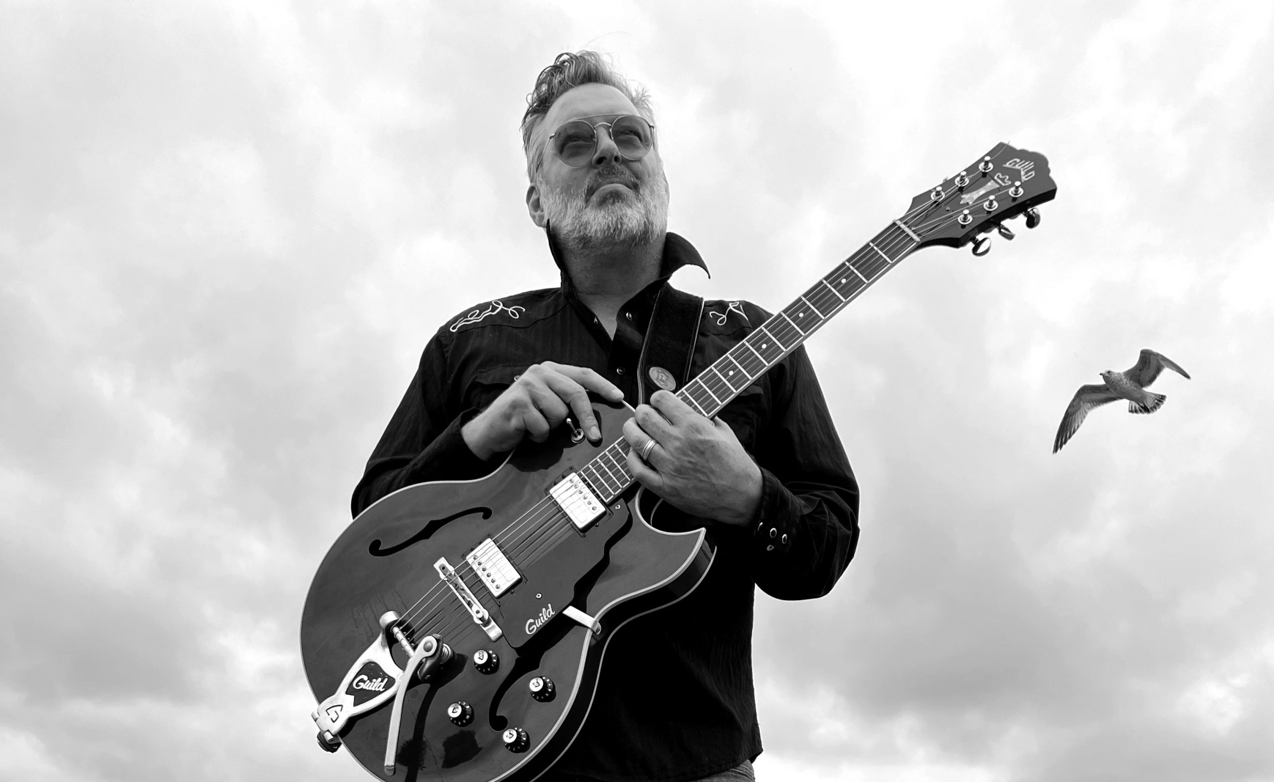 Aos 50 anos, Joe Rian transforma paixão por música em “Think Yer In Luv”