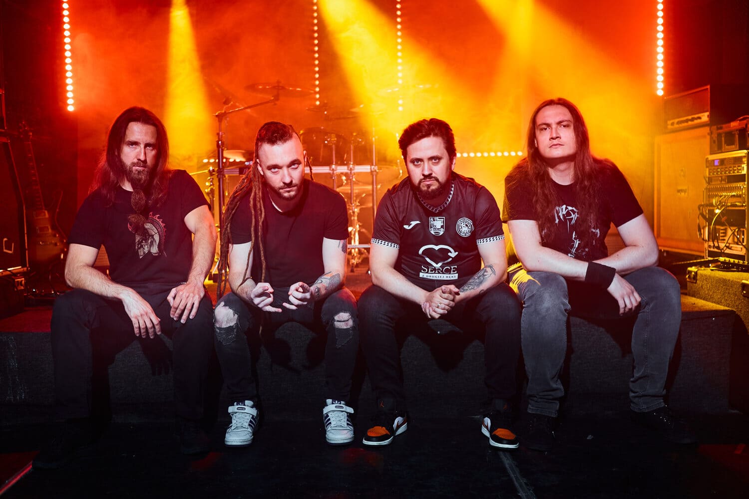 Komutator retorna após 13 anos e lança o single “Let It Bomb” antes de novo álbum