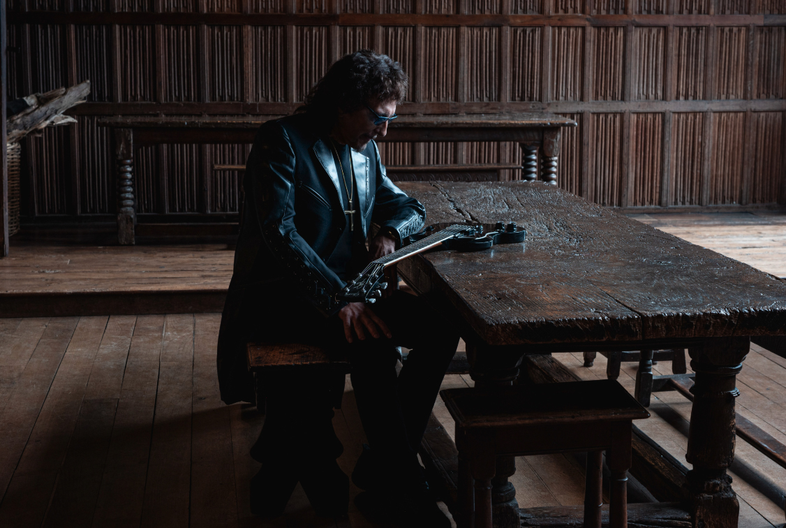 Tony Iommi lança single “World Alone” e anuncia álbum From The Dark para outubro