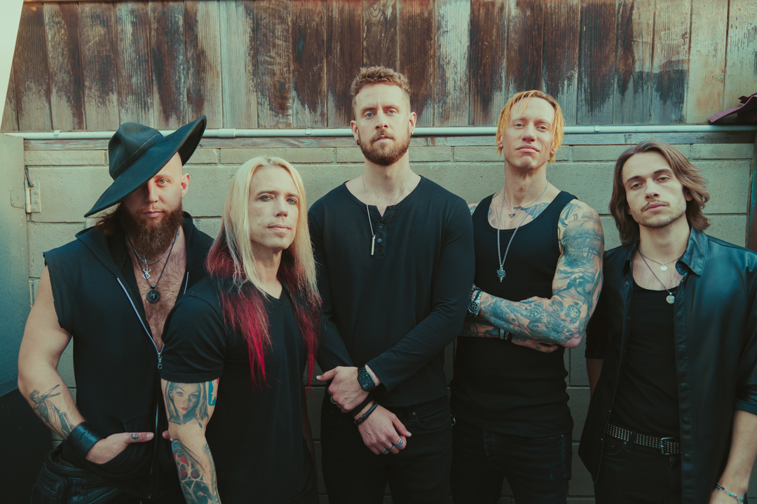 Velvet Chains divulga “War”, faixa inédita do EP How The Story Ends