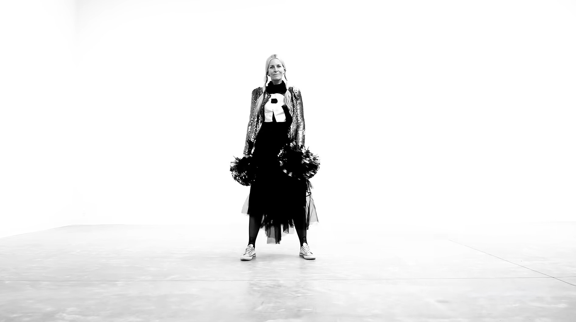 Sheri Moon Zombie lança seu primeiro single e videoclipe, ‘I Love My Robot’